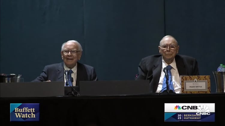 Bekannte Investoren Warren Buffett und Charlie Munger auf der hauptversammlung